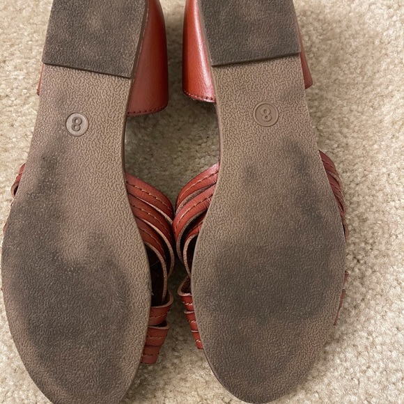 Brown flats - Picture 2 of 4